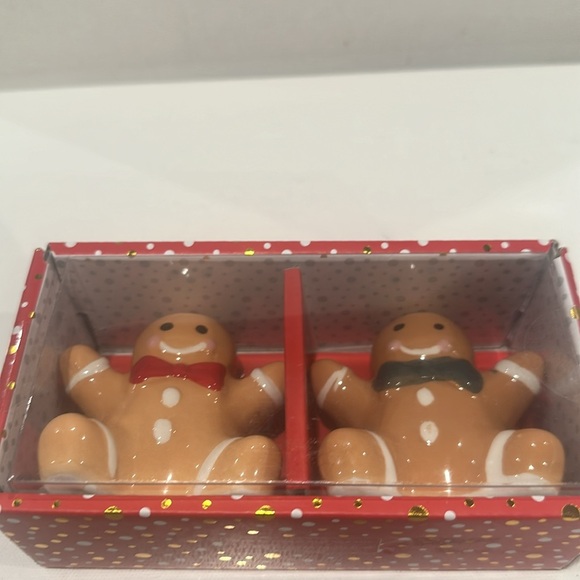 NIB  GINGERBREAD MEN SET OF TWO PIECE SALT AND PEPPER SHAKERS. - Picture 3 of 4